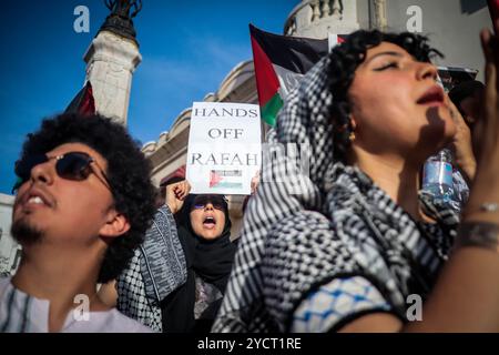 Tunis, Tunesien. 27. Mai 2024. Tunesier gehen auf die Straße, um gegen den tödlichen israelischen Angriff auf Rafah am Sonntag, den 26. Mindestens 45 Menschen wurden getötet und Hunderte weitere verletzt, von denen viele schwere Verbrennungen erlitten haben, als israelische Truppen über Nacht ein Lager in Rafah für Binnenvertriebene Palästinenser streikten. Israel startete am Sonntag den Angriff Rafah nach einem Raketenangriff auf Tel Aviv aus Gaza. In Tunis riefen die Demonstranten zur israelischen Militäroffensive im Gazastreifen auf und beenden sie den anhaltenden "Völkermord" in der palästinensischen Enklave Stockfoto