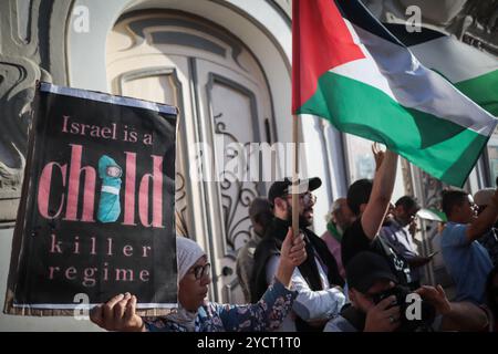Tunis, Tunesien. 27. Mai 2024. Tunesier gehen auf die Straße, um gegen den tödlichen israelischen Angriff auf Rafah am Sonntag, den 26. Mindestens 45 Menschen wurden getötet und Hunderte weitere verletzt, von denen viele schwere Verbrennungen erlitten haben, als israelische Truppen über Nacht ein Lager in Rafah für Binnenvertriebene Palästinenser streikten. Israel startete am Sonntag den Angriff Rafah nach einem Raketenangriff auf Tel Aviv aus Gaza. In Tunis riefen die Demonstranten zur israelischen Militäroffensive im Gazastreifen auf und beenden sie den anhaltenden "Völkermord" in der palästinensischen Enklave Stockfoto