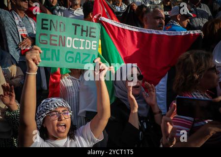 Tunis, Tunesien. 27. Mai 2024. Tunesier gehen auf die Straße, um gegen den tödlichen israelischen Angriff auf Rafah am Sonntag, den 26. Mindestens 45 Menschen wurden getötet und Hunderte weitere verletzt, von denen viele schwere Verbrennungen erlitten haben, als israelische Truppen über Nacht ein Lager in Rafah für Binnenvertriebene Palästinenser streikten. Israel startete am Sonntag den Angriff Rafah nach einem Raketenangriff auf Tel Aviv aus Gaza. In Tunis riefen die Demonstranten zur israelischen Militäroffensive im Gazastreifen auf und beenden sie den anhaltenden "Völkermord" in der palästinensischen Enklave Stockfoto