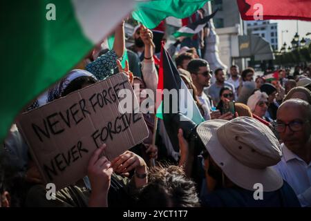 Tunis, Tunesien. 27. Mai 2024. Tunesier gehen auf die Straße, um gegen den tödlichen israelischen Angriff auf Rafah am Sonntag, den 26. Mindestens 45 Menschen wurden getötet und Hunderte weitere verletzt, von denen viele schwere Verbrennungen erlitten haben, als israelische Truppen über Nacht ein Lager in Rafah für Binnenvertriebene Palästinenser streikten. Israel startete am Sonntag den Angriff Rafah nach einem Raketenangriff auf Tel Aviv aus Gaza. In Tunis riefen die Demonstranten zur israelischen Militäroffensive im Gazastreifen auf und beenden sie den anhaltenden "Völkermord" in der palästinensischen Enklave Stockfoto