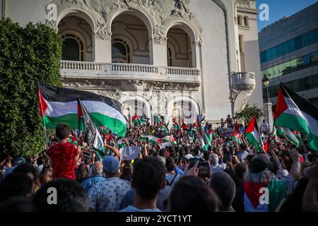 Tunis, Tunesien. 27. Mai 2024. Tunesier gehen auf die Straße, um gegen den tödlichen israelischen Angriff auf Rafah am Sonntag, den 26. Mindestens 45 Menschen wurden getötet und Hunderte weitere verletzt, von denen viele schwere Verbrennungen erlitten haben, als israelische Truppen über Nacht ein Lager in Rafah für Binnenvertriebene Palästinenser streikten. Israel startete am Sonntag den Angriff Rafah nach einem Raketenangriff auf Tel Aviv aus Gaza. In Tunis riefen die Demonstranten zur israelischen Militäroffensive im Gazastreifen auf und beenden sie den anhaltenden "Völkermord" in der palästinensischen Enklave Stockfoto