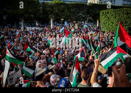 Tunis, Tunesien. 27. Mai 2024. Tunesier gehen auf die Straße, um gegen den tödlichen israelischen Angriff auf Rafah am Sonntag, den 26. Mindestens 45 Menschen wurden getötet und Hunderte weitere verletzt, von denen viele schwere Verbrennungen erlitten haben, als israelische Truppen über Nacht ein Lager in Rafah für Binnenvertriebene Palästinenser streikten. Israel startete am Sonntag den Angriff Rafah nach einem Raketenangriff auf Tel Aviv aus Gaza. In Tunis riefen die Demonstranten zur israelischen Militäroffensive im Gazastreifen auf und beenden sie den anhaltenden "Völkermord" in der palästinensischen Enklave Stockfoto
