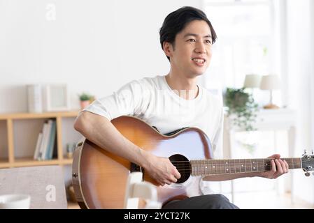 Mann Gitarre spielen Stockfoto