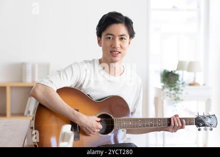 Mann Gitarre spielen Stockfoto