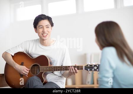 Mann Gitarre spielen Stockfoto