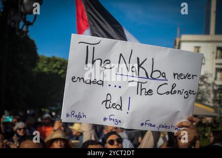 Tunis, Tunesien. 27. Mai 2024. Ein Banner, das auf die israelische Kolonialisierung verweist, das bei einem Protest in Tunis gegen den tödlichen israelischen Streik auf Rafah am Sonntag, den 26. Mindestens 45 Menschen wurden getötet und Hunderte weitere verletzt, von denen viele schwere Verbrennungen erlitten haben, als israelische Truppen über Nacht ein Lager in Rafah für Binnenvertriebene Palästinenser streikten. Israel startete am Sonntag den Angriff Rafah nach einem Raketenangriff auf Tel Aviv aus Gaza. In Tunis forderten die Demonstranten die israelische Militäroffensive im Gazastreifen und das, was sie den anhaltenden "Völkermord" in den Pales nannten Stockfoto