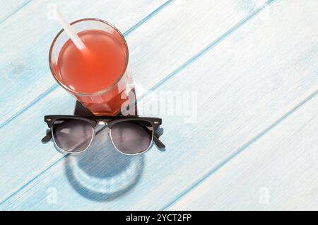 Smiley-Drink auf dem Strandtisch Stockfoto