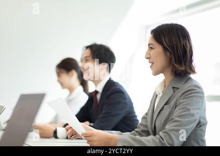 Geschäftsleute, die Meetings, Meetings und Interviews durchführen Stockfoto