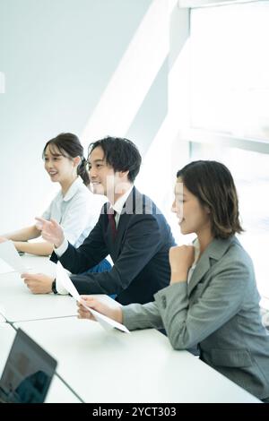 Geschäftsleute, die Meetings, Meetings und Interviews durchführen Stockfoto