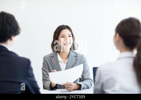 Geschäftsleute, die persönlich Meetings, Interviews und Diskussionen führen Stockfoto