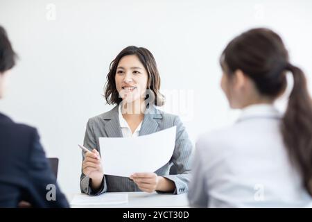 Geschäftsleute, die persönlich Meetings, Interviews und Diskussionen führen Stockfoto