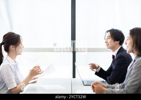 Geschäftsleute, die persönlich Meetings, Interviews und Diskussionen führen Stockfoto