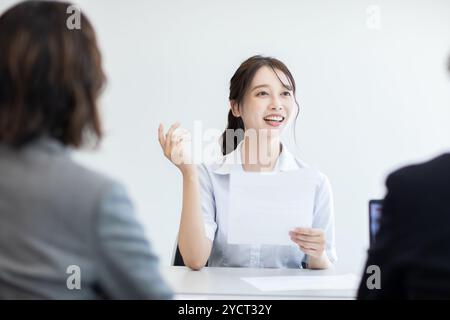 Geschäftsleute, die persönlich Meetings, Interviews und Diskussionen führen Stockfoto