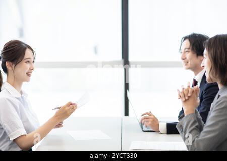 Geschäftsleute, die persönlich Meetings, Interviews und Diskussionen führen Stockfoto