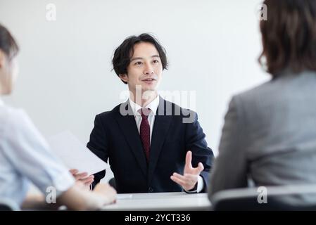 Geschäftsleute, die persönlich Meetings, Interviews und Diskussionen führen Stockfoto