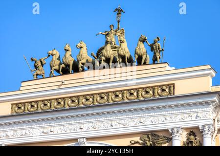 Die skulpturale Komposition „Chariot of Glory“ befindet sich auf dem Triumphbogen des General Staff Building. Palastplatz in Sankt Petersburg, R Stockfoto