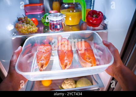 Roher Lachs Steak in den offenen Kühlschrank Stockfoto