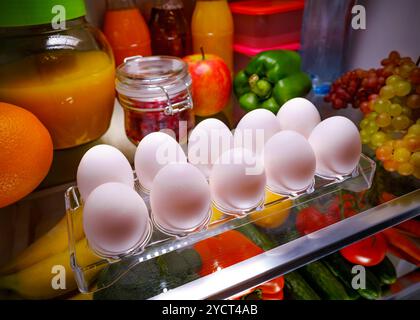 Hühnereier auf einem Regal öffnen Kühlschrank Stockfoto