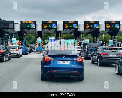 Irun, Spanien: 26. Juli 2024; Autobahngebühren auf der Autobahn AP-8 in Nordspanien, kurz nachdem Sie die Grenze von Frankreich überquert haben Stockfoto