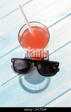 Smiley-Drink auf dem Strandtisch Stockfoto