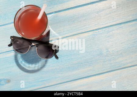 Smiley-Drink auf dem Strandtisch Stockfoto