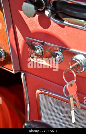 Oldtimer, Oldtimer, Austin Heli, rotes Armaturenbrett mit Zündschlüssel Stockfoto