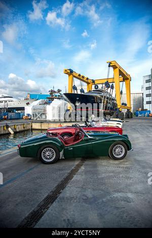 Oldtimer, Oldtimer, von Raodster bis Austin Heli, am Yachthafen Stockfoto