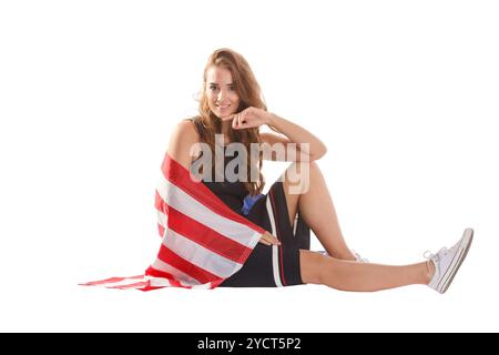 Glückliche patriotische Frau, die die US-Flagge hält. Stockfoto