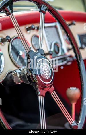 Oldtimer, MG, Lenkrad, Armaturenbrett, rot Stockfoto