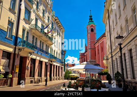 Ljubljana street view mit Cafe und Kirche Stockfoto