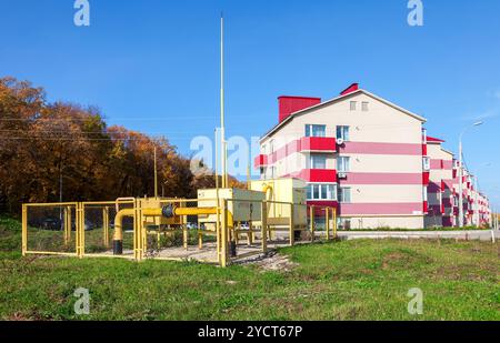 SAMARA, RUSSLAND - 9. OKTOBER 2016: Gasregulierungs- und Verteilungspunkt in der Nähe des Wohnhauses. Text auf russisch: Brennbar, Gas Stockfoto