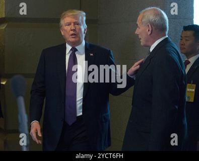 Das Aktenfoto vom 16. November 2017 zeigt US-Präsident Donald J. Trump, der seinen Stabschef John Kelly zurückdrängt, um eine Erklärung vor den Medien abzugeben, während er eine Sitzung der Republikanischen Konferenz des Repräsentantenhauses auf dem Capitol Hill in Washington, DC, USA verlässt. Der pensionierte Marine-General John Kelly, der der amtierendste Stabschef von Präsident Donald Trump war, nannte Trumps Führungsstil in neuen Interviews diese Woche als „diktatorisch“, „faschistisch“ und ohne Empathie. Jetzt greift Vizepräsident Harris, der versucht, gemäßigte republikanische Wähler und unabhängige in wichtigen Swing-staaten abzuschrecken, diese Warnungen auf Stockfoto