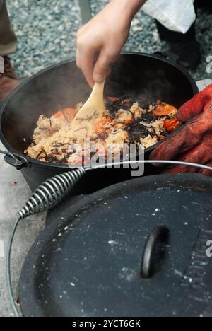 Reis im niederländischen Ofen gekocht Stockfoto