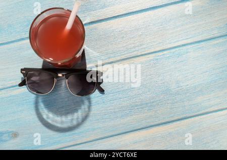 Smiley-Drink auf dem Strandtisch Stockfoto