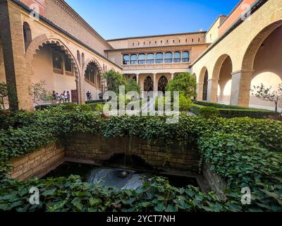 Der Aljafería-Palast ist ein befestigter mittelalterlicher Palast, der in der zweiten Hälfte des 11. Jahrhunderts in der Taifa von Saragossa in Al-Andalus errichtet wurde Stockfoto