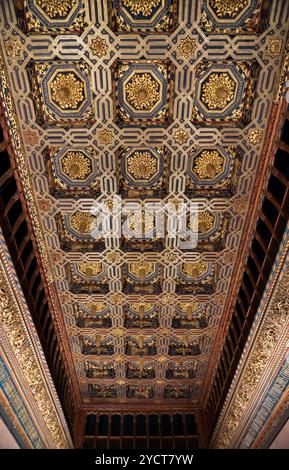 Der Aljafería-Palast ist ein befestigter mittelalterlicher Palast, der in der zweiten Hälfte des 11. Jahrhunderts in der Taifa von Saragossa in Al-Andalus errichtet wurde Stockfoto