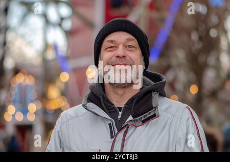 Straßenporträt eines älteren bärtigen Mannes von 50-55 Jahren. Stockfoto