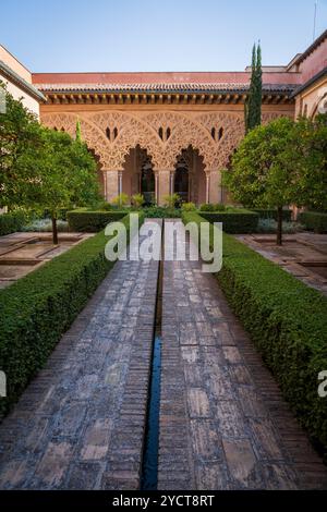 Der Aljafería-Palast ist ein befestigter mittelalterlicher Palast, der in der zweiten Hälfte des 11. Jahrhunderts in der Taifa von Saragossa in Al-Andalus errichtet wurde Stockfoto