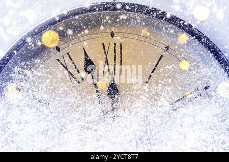 Countdown bis Mitternacht. Die Uhr im Retro-Stil zählt die letzten Momente vor Weihnachten oder Neujahr. Stockfoto