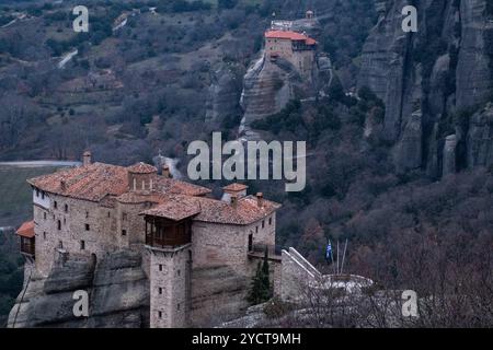 Das Kloster St. Nikolaus Anapausas und das Kloster Rousanou in der Region Kalambaka und Meteores, eine geologische Formation im Norden Griechenlands Stockfoto