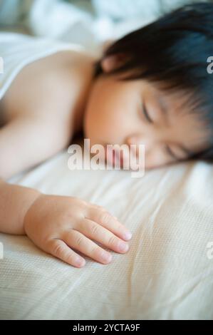 Junge macht ein angenehmes Nickerchen Stockfoto