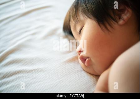 Junge macht ein angenehmes Nickerchen Stockfoto