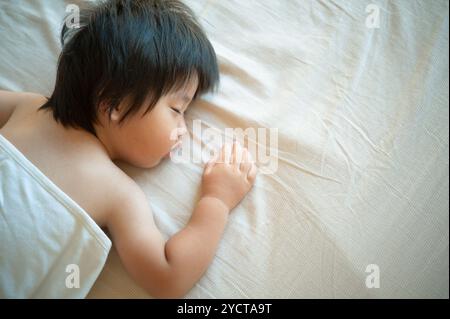 Junge macht ein angenehmes Nickerchen Stockfoto