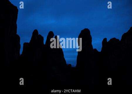 Felsberg in der Abenddämmerung der Region Kalambaka und Meteores, einer geologischen Formation in Nordgriechenland, im Regionalbezirk Trikala, Thessalien, Stockfoto