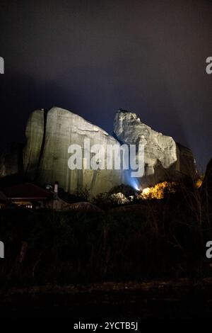 Felsberg in der Abenddämmerung der Region Kalambaka und Meteores, einer geologischen Formation in Nordgriechenland, im Regionalbezirk Trikala, Thessalien, Stockfoto