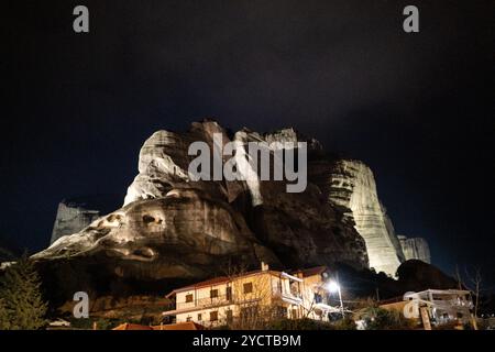 Felsberg in der Abenddämmerung der Region Kalambaka und Meteores, einer geologischen Formation in Nordgriechenland, im Regionalbezirk Trikala, Thessalien, Stockfoto