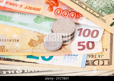 Russische Rubel Münzen über verschiedene Banknoten hautnah Stockfoto