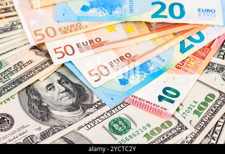 Geld-Hintergrund von Euro-Banknoten und US-Dollar Stockfoto