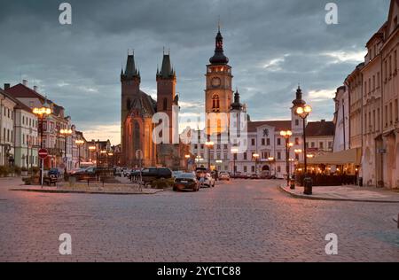 Abend in der Altstadt auf dem Marktplatz mit der Heiligen Geist Kathedrale und dem Alten Rathaus, Hradec Kralove - Königgrätz, Ostböhmen, Tschechische Re Stockfoto