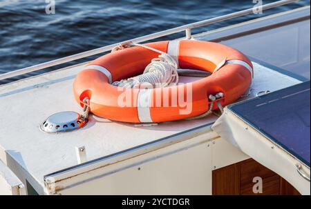 Lebendige orange Rettungsring auf dem Ausflug Boot in Sommertag Stockfoto